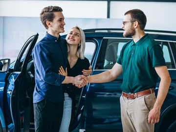 Die neue Familie braucht ein neues Auto Familie schließt ein gutes Angebot bei Autoankauf Oberhausen ab
